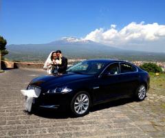 Gli sposi con la macchina sa cerimonia