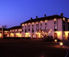 L'hotel illuminato per un matrimonio serale