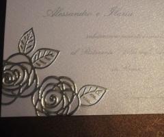 Partecipazioni di nozze con fiori decorati