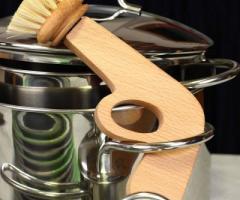 Spazzola per le pulizie in legno realizzata da Legnomagia