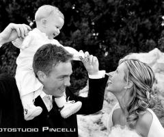 Foto degli sposi con il figlio - Fotostudio Pincelli