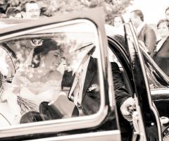 uno scatto rubato agli sposi in auto