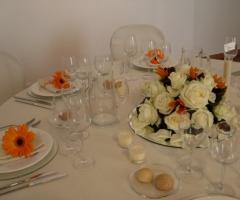 Tavolo per il matrimonio con segnaposto fiore