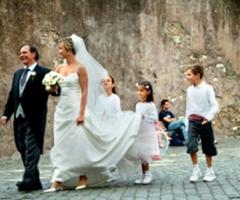 Fotografia degli sposi con le damigelle e i paggetti