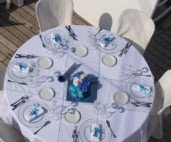 Allestimento dei tavoli per le nozze