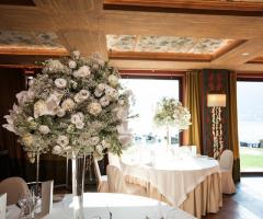 Alzate di rose, calle e nebbiolina per i tavoli di nozze