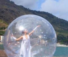 Spettacolo di danza dentro un involucro trasparente