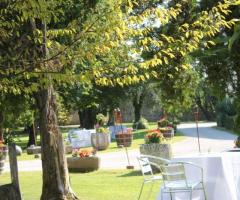 Tavoli per l'aperitivo in giardino