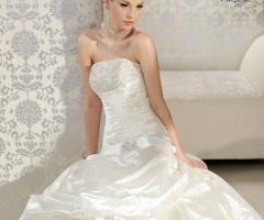 Il candore di un abito da sposa senza spalline disponibile presso Manzetti Atelier Sposi