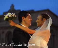 Abbraccio con bouquet