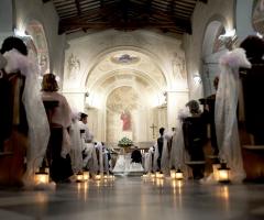 Navata centrale chiesa con candele