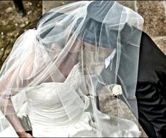 Bacio sposi sotto al velo