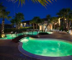 La piscina illuminata per il matirmonio