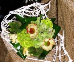 Composizione floreale dallo stile country per il ricevimento di nozze