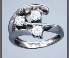 Anello trilogy in oro bianco 18 kt  e diamanti