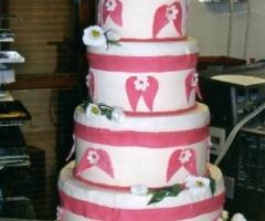 Torta nuziale con decorazioni floreali