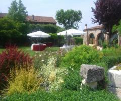La barchessa e il giardino della villa