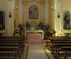 Allestimento minimal per la chiesa