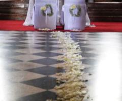 Petali di fiori al passaggio degli sposi in chiesa