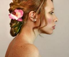 Acconciatura raccolta con orchidee applicate