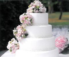 Torta nuziale decorata con fiori a cascata