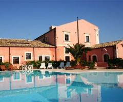 Esterno con piscina dell'Hotel Lady Lusya a Cassibile (Siracusa)
