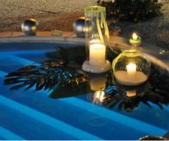 Dettagli dell'allestimento della piscina per il ricevimento