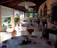 Tavoli sotto il portico