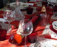 Allestimento dei tavoli per le nozze