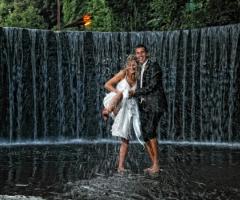 Sposi in un momento giocoso