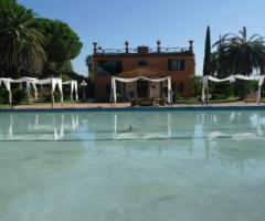 Veduta della fontana con villa sullo sfondo