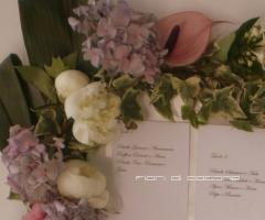 Dettaglio floreale del tableau di matrimonio