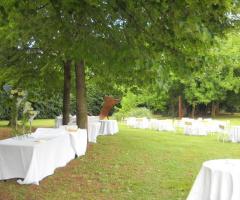 Allestimento del buffet di matrimonio in giardino