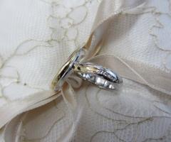 Fedi nuziali in oro bianco e giallo con diamanti