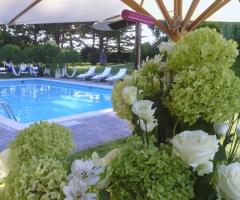 Ricevimento di matrimonio a bordo piscina