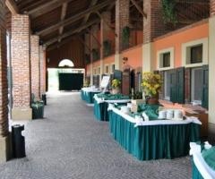 Allestimento tavoli per l'aperitivo di matrimonio