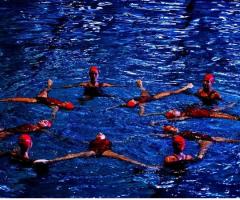 Spettacolo di nuoto sincronizzato per il matrimonio