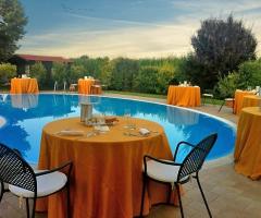 Ricevimento di matrimonio a bordo piscina