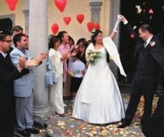 Foto degli sposi all\'uscita dalla chiesa