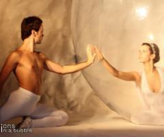 Spettacolo di danza dentro una bolla