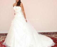 Elegante abito da sposa in stile classico realizzato dall'Atelier Victoria Paradise di Modena