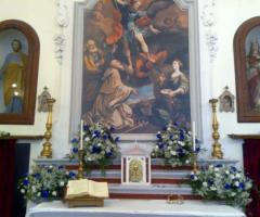 Allestimento floreale chiesa con rose blu