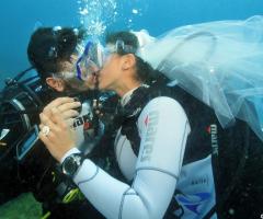 Fotografia subacquea di un matrimonio