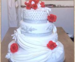 Wedding cake bianca con rose