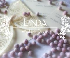 Partecipazione creativa fatta a mano total avorio.
Il porta partecipazione interamente fatto a mano è interamente decorato con un tema floreale, all'interno, un vedo non vedo apre le danze e lascia spazio all'invito ...il tutto è trattenuto da un nastro