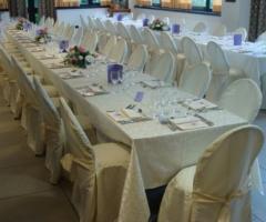 Allestimento dei tavoli per il buffet di matrimonio