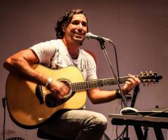 La Musica di Pier Live Pianobar - Pier alla chitrarra