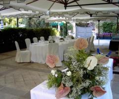 Allestimento tavoli per il ricevimento di matrimonio a bordo piscina