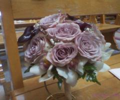 Bouquet di rose lilla e cymbidium
