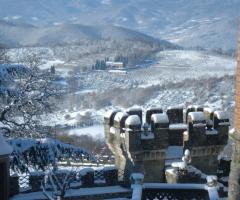 Vista del castello innevato